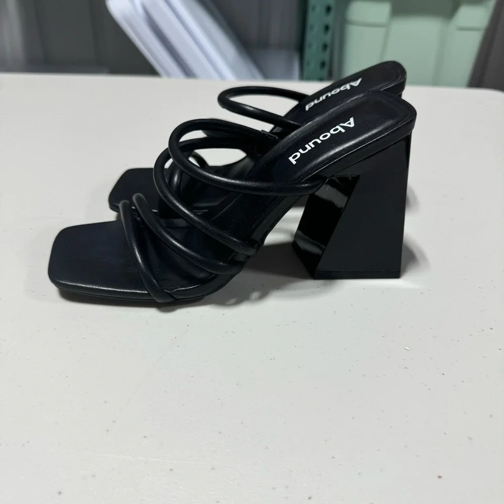 Abound Austyn Strappy Sandal Size 4.5